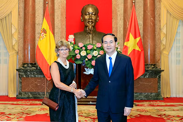 Chủ tịch nước Trần Đại Quang tiếp bà María Jesús Figa López-Palop, Đại sứ Đặc mệnh toàn quyền Vương quốc Tây Ban Nha tại Việt Nam. Ảnh: TTXVN Chủ tịch nước Trần Đại Quang tiếp bà María Jesús Figa López-Palop, Đại sứ Đặc mệnh toàn quyền Vương quốc Tây Ban Nha tại Việt Nam. Ảnh: TTXVN