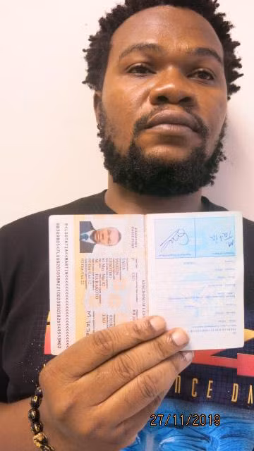 Người Nigeria với cuốn hộ chiếu Lesotho giả.