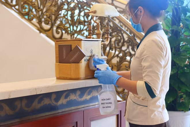 Nhân viên FLC Hotels & Resorts tiến hành vệ sinh khử khuẩn theo quy định y tế.