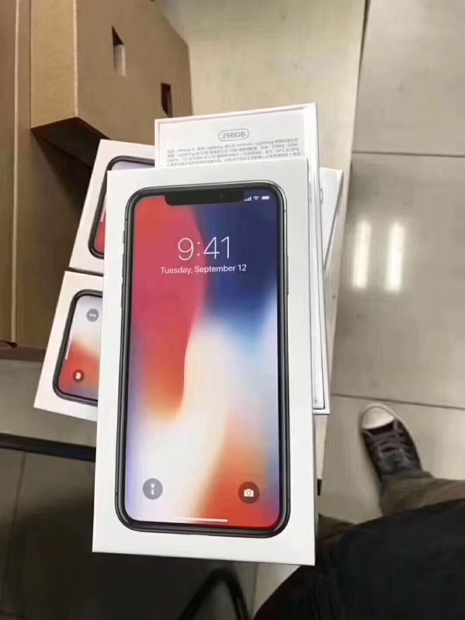 Còn 4 ngày nữa, chiếc iPhone X được mong chờ nhất của Apple mới chính thức lên kệ, nhưng hàng loạt hình ảnh vỏ hộp của một chiếc iPhone X màu bạc "sang trọng" bất ngờ xuất hiện tràn ngập mạng xã hội Twitter.