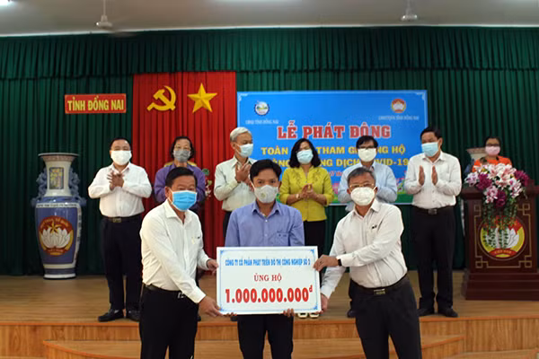 Công ty CP phát triển đô thị công nghiệp số 2 ủng hộ 1 tỷ đồng.