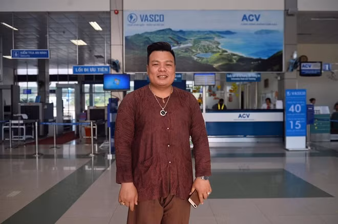 Ông Hoàng Tiến Hưng tại Sân bay Tân Sơn Nhất.