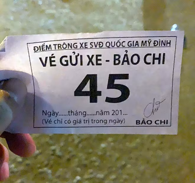 Anh Nguyễn Văn Minh (Cầu Giấy) cho biết: “Mình đến quá muộn, lại sát giờ thi đấu nên không thể gửi được xe trong sân nên đành gửi xe tại các bãi gửi xe phía ngoài nhưng giá đắt quá. Xe máy có giá những 30.000 đồng nhưng cũng đành chấp nhận". Chiếc vé của một bãi trông xe tự phát bên ngoài sân Mỹ Đình không hề có bất kỳ dấu hiệu hay con dấu nào của cơ quan chức năng.