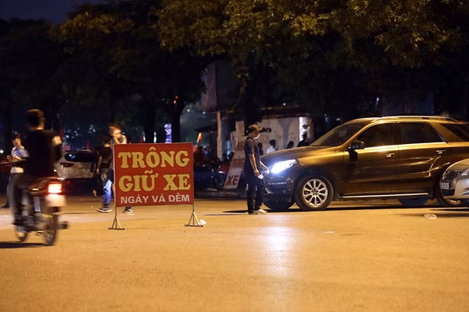 Giá cả có vẻ như đã có theo ba-rem từ những lần trước. Một chiếc xe máy gửi bên ngoài sân được hét từ 30 đến 50.000 đồng. Trong khi đó, với xe ô tô, mức giá tăng chóng mặt lên tới 200.000 đồng.