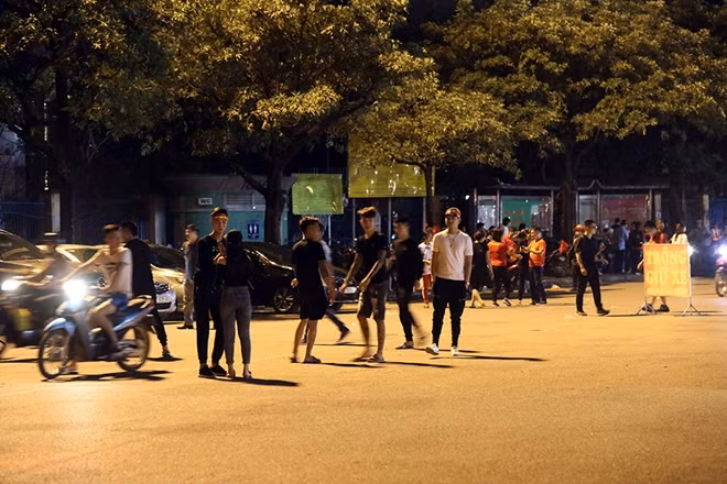 Quan sát của PV, những bãi gửi xe tự phát này còn bố trí đội hình đông đảo các thanh niên đứng tràn xuống lòng đường chèo kèo các CĐV khi tới sân Mỹ Đình.