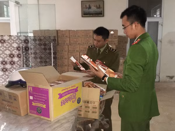 Lực lượng chức năng kiểm tra số bánh kẹo không rõ nguồn gốc