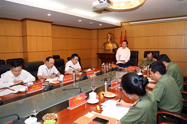 Bộ trưởng Bộ Tài nguyên và Môi trường phát biểu tại buổi làm việc