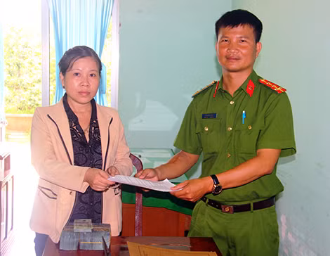 Cơ quan Công an trao trả tài sản cho bị hại.