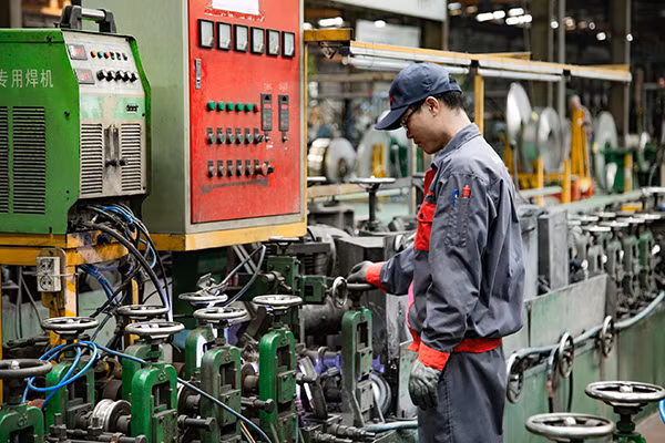Các cơ quan chức năng cần theo dõi sát diễn biến cung cầu, giá cả thị trường các mặt hàng thiết yếu.