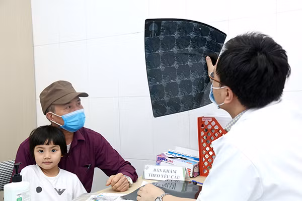 Nhiều trẻ em tới khám và tư vấn u não vào sáng 16/5