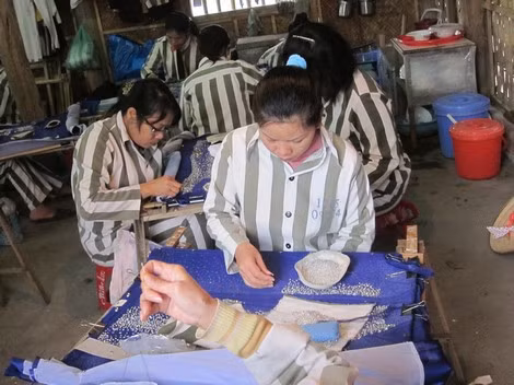 Nguyện cải tạo ở đội đính cườm, trại giam Quyết Tiến.