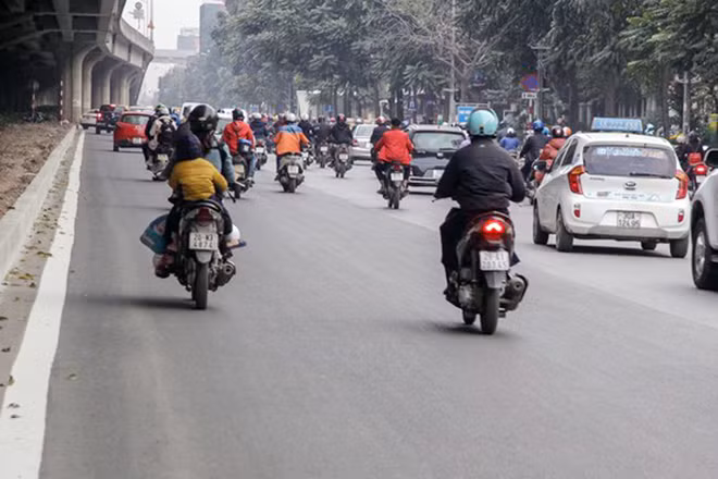 Người dân tham gia giao thông trên tuyến đường vành đai 3 dưới thấp những ngày cận Tết.