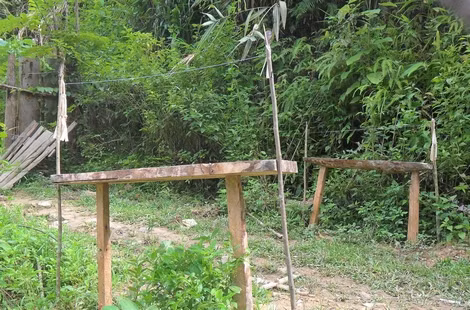 Những chiếc "cầu" trước cổng nhà anh Pha.