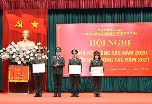 Thứ trưởng Lê Tấn Tới trao Bằng khen của Bộ Công an tặng các tập thể, cá nhân có thành tích xuất sắc