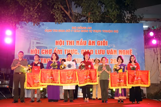 Ban Tổ chức trao giải nhất cho các đội thi.