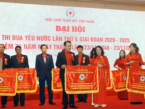 Chủ tịch Hội Chữ thập đỏ Việt Nam Nguyễn Thị Xuân Thu trao Cờ thi đua xuất sắc tặng các tập thể