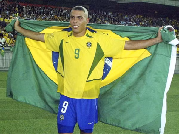 Ronaldo, người ngoài hành tinh xuất hiện với mái tóc "dị" tại World Cup 2002. Cái chỏm tóc nhỏ trên trán đã cùng với Ronaldo và tuyển Brazil vượt qua Đức ở chung kết 2-0.