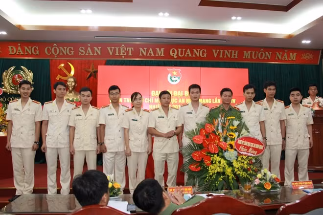 Thiếu tướng Lê Minh Mạnh tặng hoa chúc mừng Ban Chấp hành Chi đoàn nhiệm kỳ mới