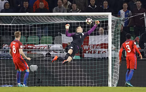 Joe Hart chơi xuất sắc trong màu áo ĐTQG nhưng lại không có chỗ đứng tại quê hương.