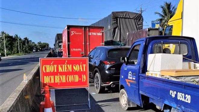 Phân luồng phương tiện để đảm bảo phòng, chống dịch COVID-19.