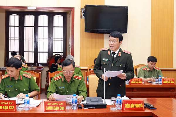 Thiếu tướng Lương Tam Quang, Chánh Văn phòng Bộ Công an báo cáo tóm tắt tình hình, kết quả công tác Công an trong tháng 10-2018