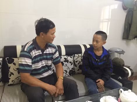 Anh Tơn giảng giải về tác hại của ma túy cho một thiếu niên.