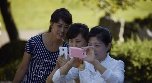 Pyongyang Touch chạy phiên bản hệ điều hành Android đã được cải tiến đi nhằm “phù hợp với các mục đích sử dụng của người Triều Tiên”. Mẫu điện thoại này không gọi đi quốc tế được và cũng không kết nối internet.