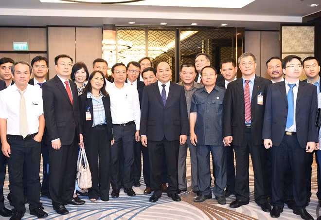 Thủ tướng Nguyễn Xuân Phúc và đại diện các doanh nghiệp Việt Nam đầu tư tại Lào. Ảnh: VGP/Quang Hiếu