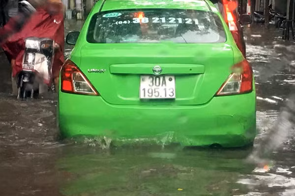 Phố Vương Thừa Vũ, nước ngập quá nửa bánh xe ô tô