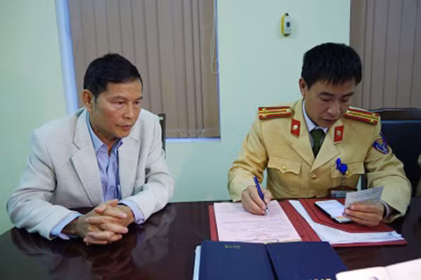Lực lượng Công an làm việc với đối tượng.