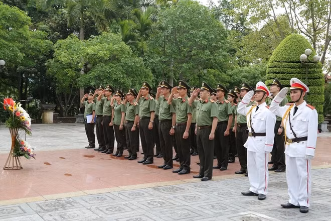 Đoàn đại biểu Cục Công tác chính trị dâng hương, dâng hoa trước Tượng đài bảo vệ An ninh Tổ quốc