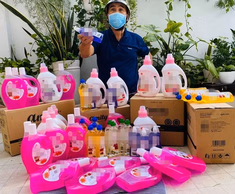 MC Quyền Linh rao bán hàng tiêu dùng trên trang cá nhân.