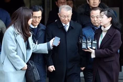 Ông Yang Sung Tae bị phóng viên bao vây.