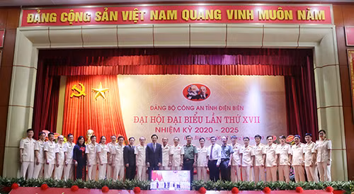 Các đồng chí lãnh đạo Tỉnh ủy, HĐND - UBND tỉnh, Lãnh đạo Bộ Công an chúc mừng Ban chấp hành Đảng bộ Công an tỉnh nhiệm kỳ 2020 - 2025