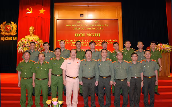 Các đại biểu chụp ảnh lưu niệm tại Hội nghị