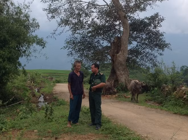 Ông Phàn Phù Lìn trao đổi tình hình an ninh trật tự thôn bản với cán bộ Đồn Biên phòng Trịnh Tường.