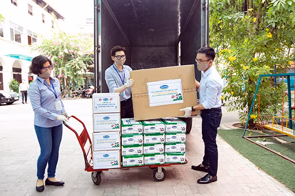 Mỗi thùng quà đều mang lời nhắn nhủ dễ thương của nhân viên Vinamilk gửi đến các em.