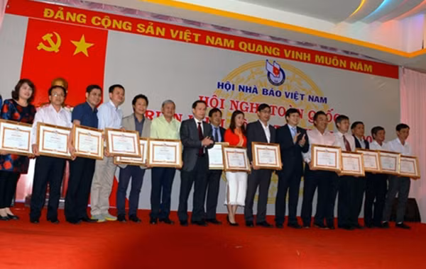 Nhiều tổ chức, cá nhân nhận Bằng khen của Chủ tịch Hội Nhà báo Việt Nam