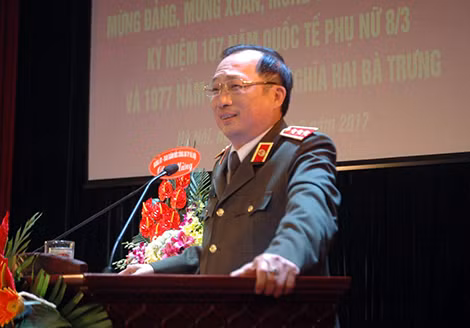 Thứ trưởng Nguyễn Văn Thành phát biểu chúc mừng các hội viên CLB nữ Công an hưu trí tại buổi gặp mặt