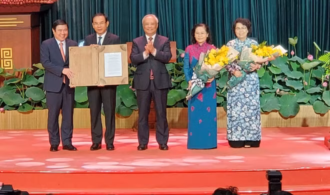Phó Chủ tịch Quốc hội Uông Chu Lưu trao Nghị quyết của Ủy ban Thường vụ Quốc hội về thành lập TP Thủ Đức cho lãnh đạo TP Hồ Chí Minh.