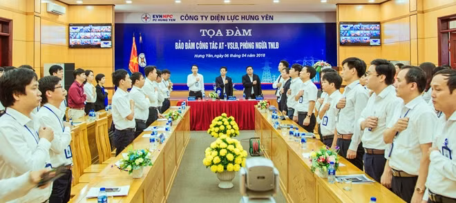 Buổi tọa đàm kết thúc với nghi thức tuyên thề thực hiện 5 điều để đảm bảo an toàn vệ sinh lao động