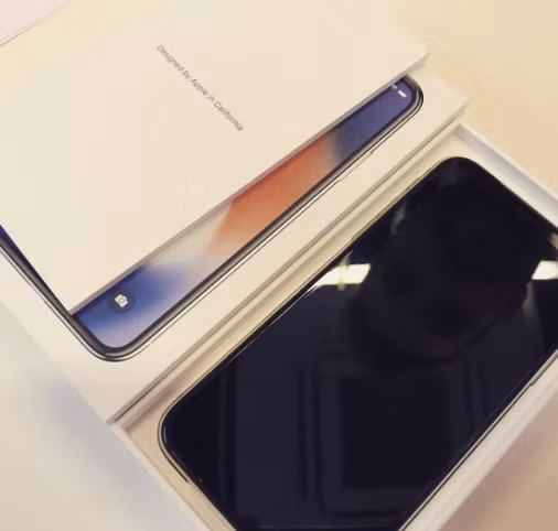 Mặt trước của chiếc iPhone X màu bạc với màu đen tuyền huyền bí.