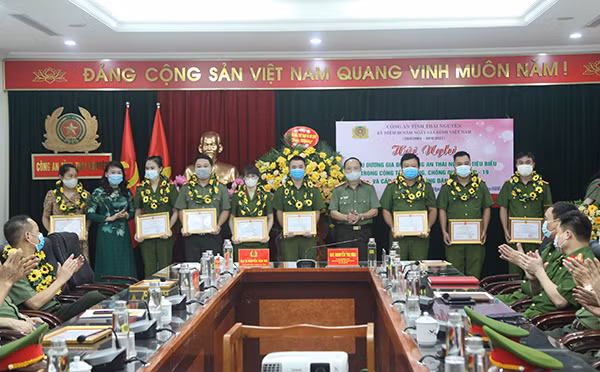 Lãnh đạo Công an tỉnh tặng Giấy khen của Giám đốc Công an tỉnh cho các gia đình Công an tiêu biểu trong công tác phòng, chống dịch và cấp CCCD.