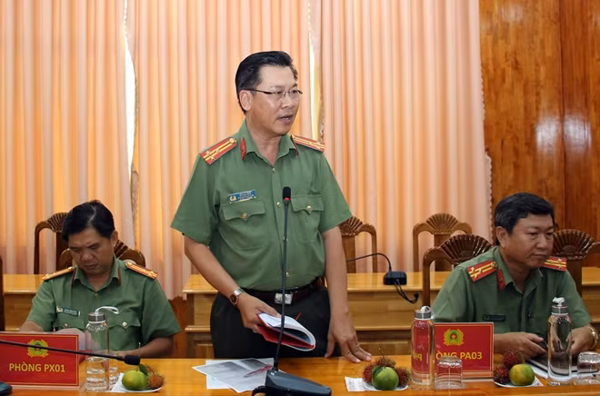Đại diện lãnh đạo Phòng Công tác Đảng và Công tác chính trị phát biểu, chia sẻ tại buổi làm việc.