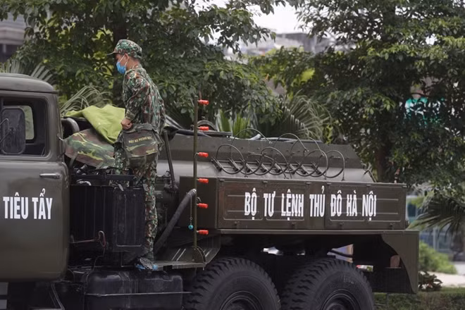 Cùng với việc phong tỏa, Bộ đội hoa học cùng với các phương tiện chuyên dụng đã được huy động tới chuẩn bị cho công tác phun khử khuẩn.