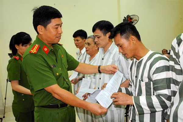 Đại tá Vũ Thanh Chương trao quyết định giảm án cho các phạm nhân