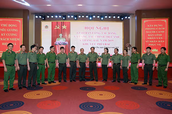 Các đại biểu dự Hội nghị giao ban chụp ảnh
