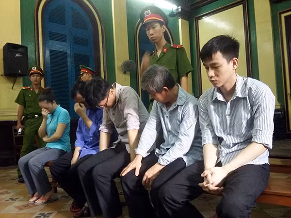 Các bị cáo trong một vụ lừa đảo. Các bị cáo trong một vụ lừa đảo.