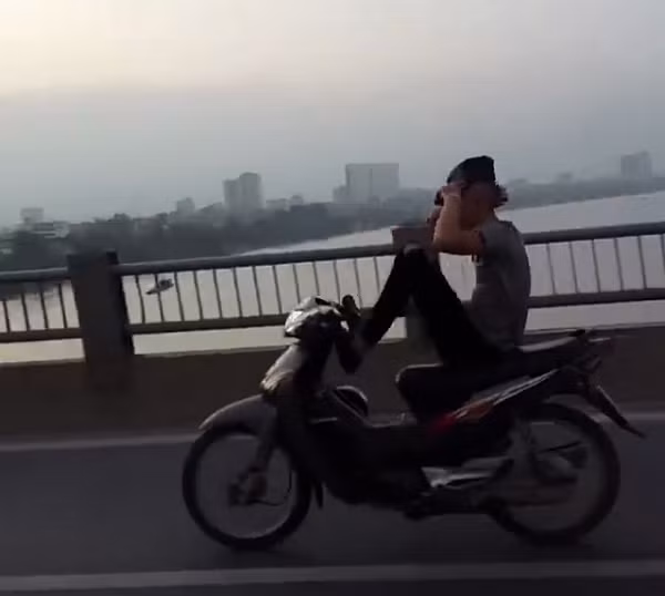 Quái xế diễn xiếc khỉ trên cầu Vĩnh Tuy. Quái xế diễn xiếc khỉ trên cầu Vĩnh Tuy.