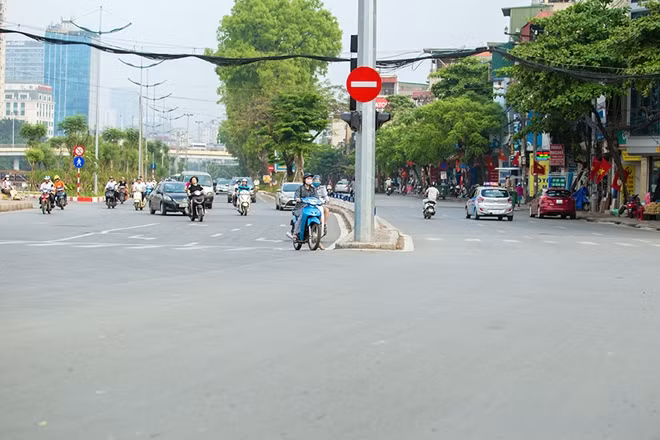 Nút giao thông giữa đường Láng với phố Thái Thịnh vốn luôn là điểm nóng do xung đột giao thông hàng ngày nay vắng vẻ, thông thoáng đến lạ thường. Không tắc đường, còi xe, không bon chen, vội vã.